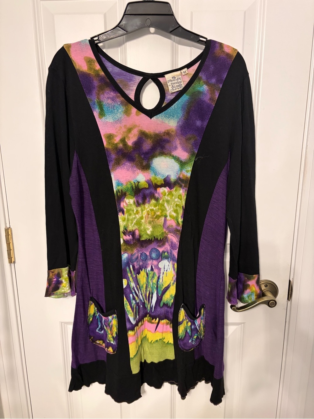 Parsley & Sage long sleeve tunic. Sz M. V neck, key hole back. 2 front pockets.